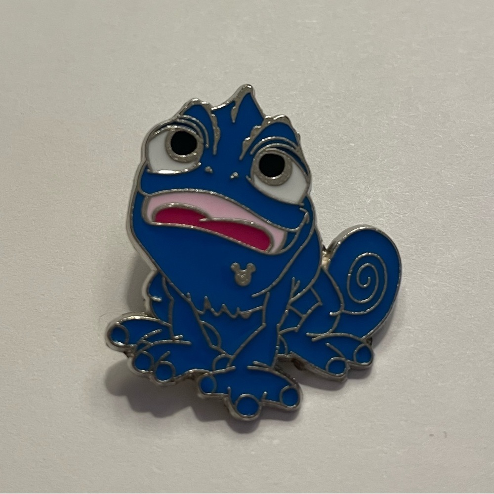 ✨4/25✨DISNEY Trading Pin “Colorful Pascal - Blue” HIDDEN MICKEY